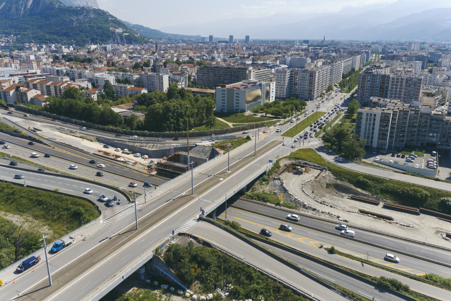 Les bretelles d'entrée et de sortie de l'échangeur de Catane à Grenoble depuis l'autoroute A480