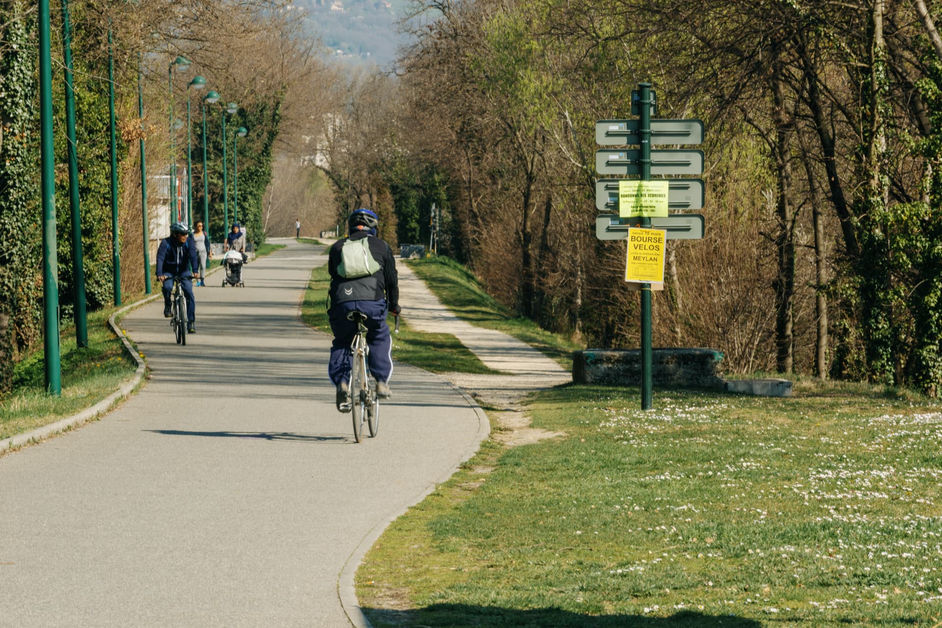 cyclistes le long des voies cyclables sur Grenoble