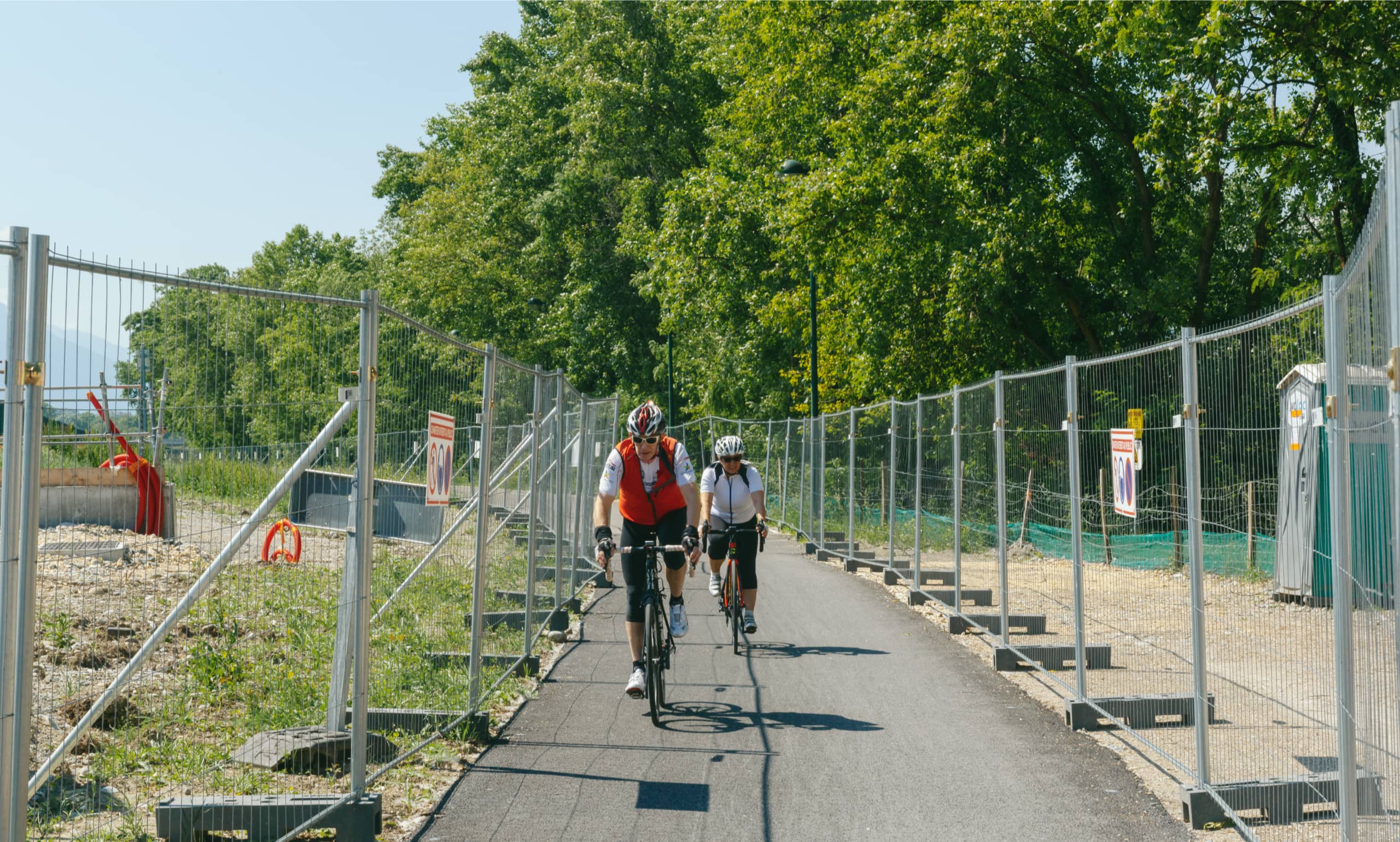 Cyclistes roulant sur la voie verte le long de l'autoroute A480 à Grenoble