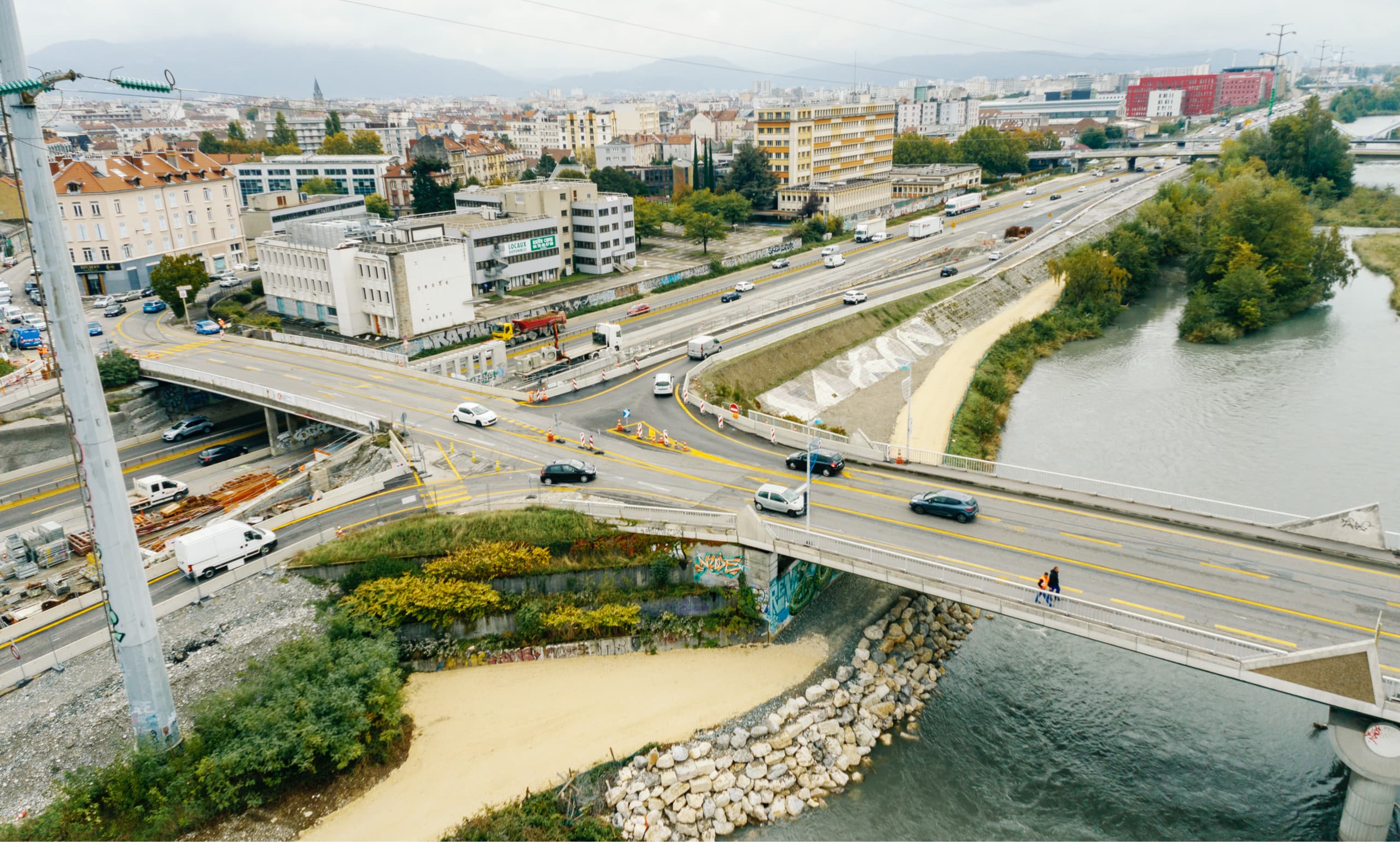 Vue de l'autoroute urbaine A480 sur Grenoble