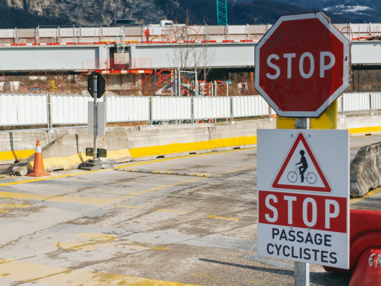 panneau stop donnant la priorité à la piste cyclable de la rive droite de l'Isère à Grenoble