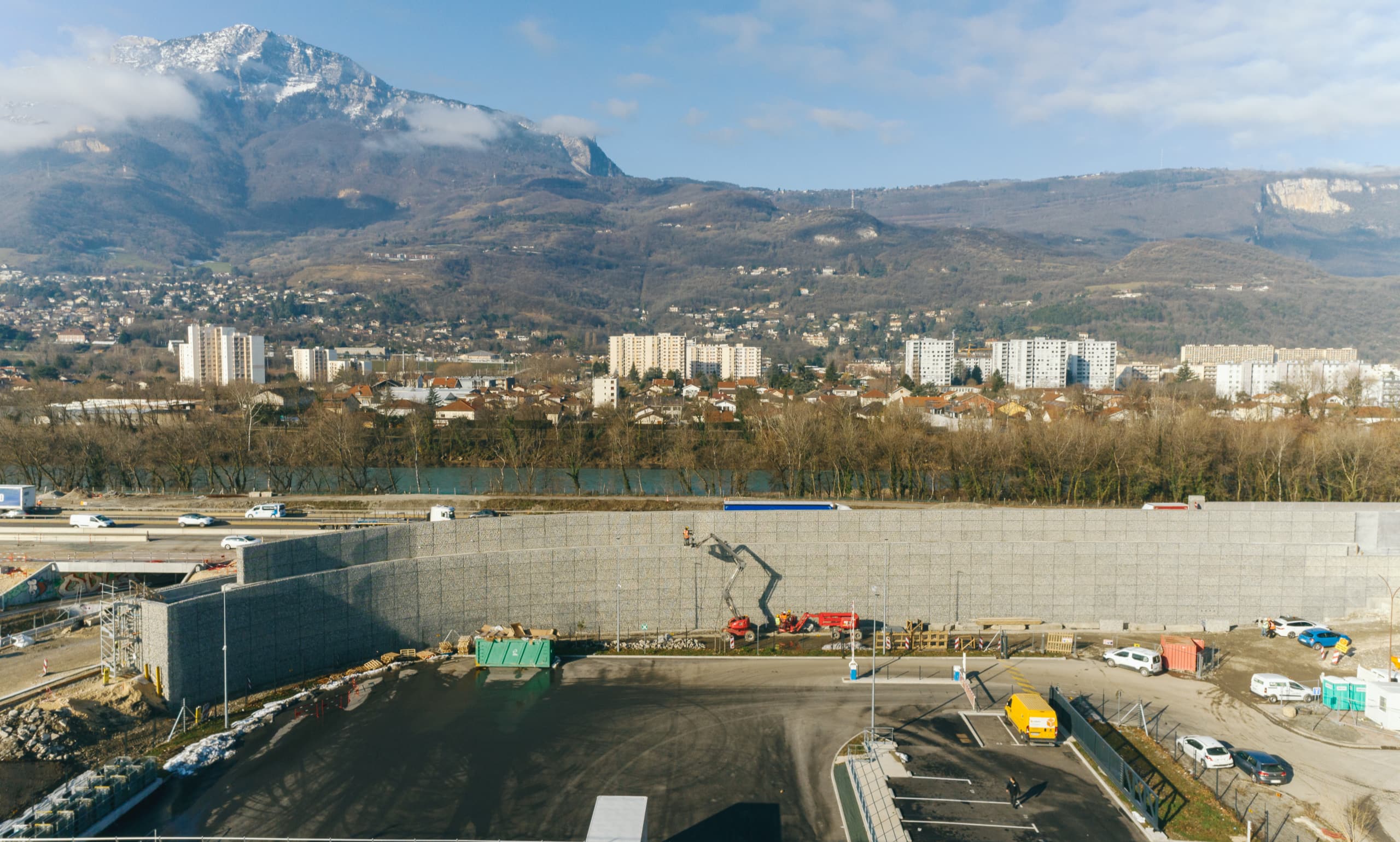 pose des écrans acoustiques de galets de l'Isère le long de l'autoroute A480