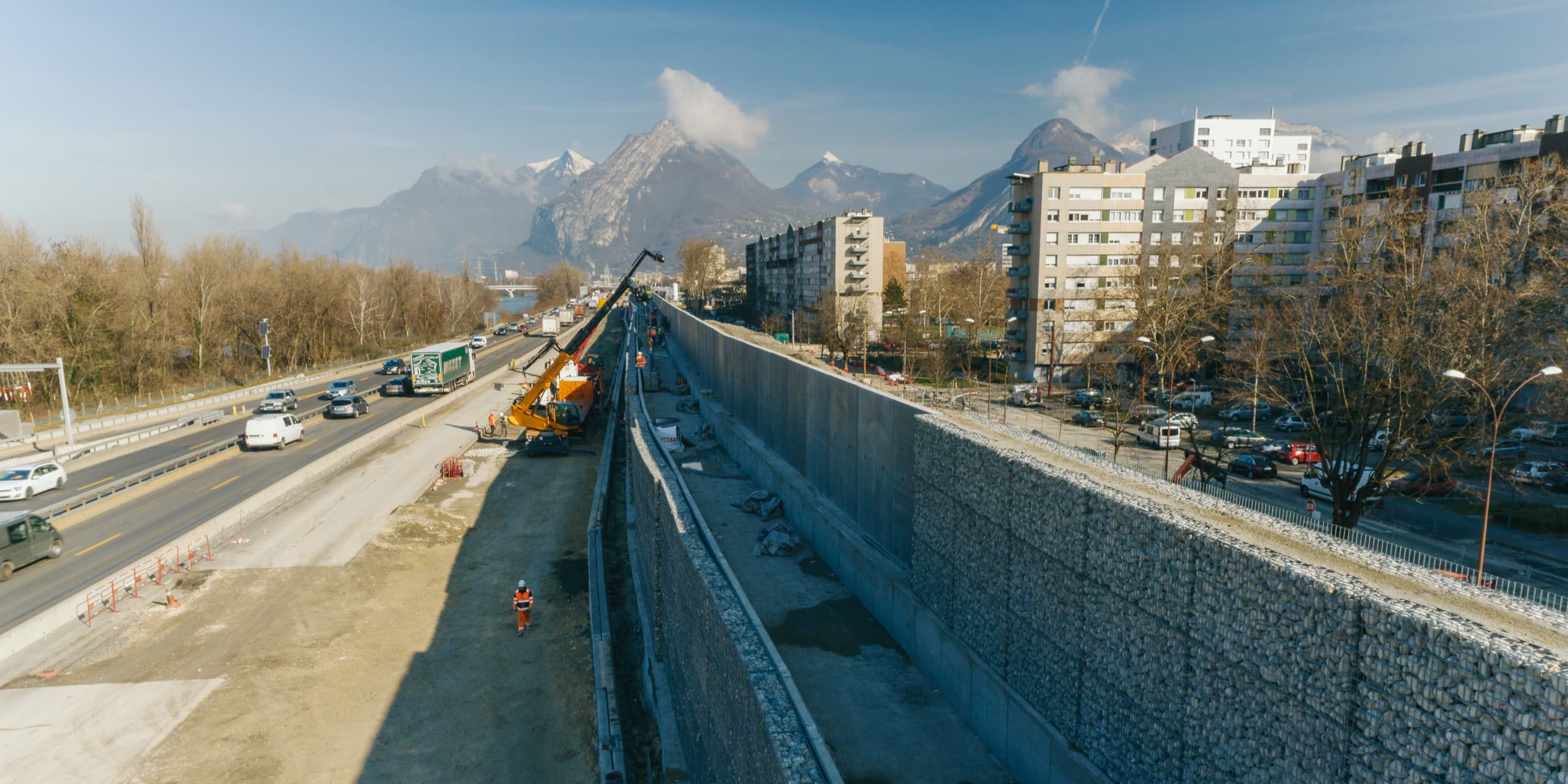 pose des écrans acoustiques de galets de l'Isère le long de l'autoroute A480