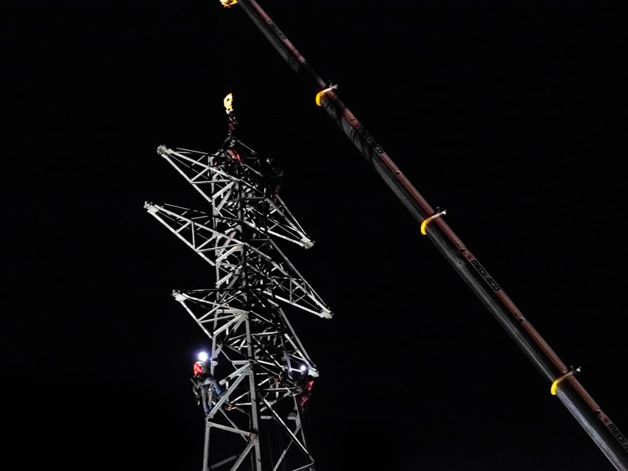Dépose de la ligne haute-tension par les équipes d'AREA
