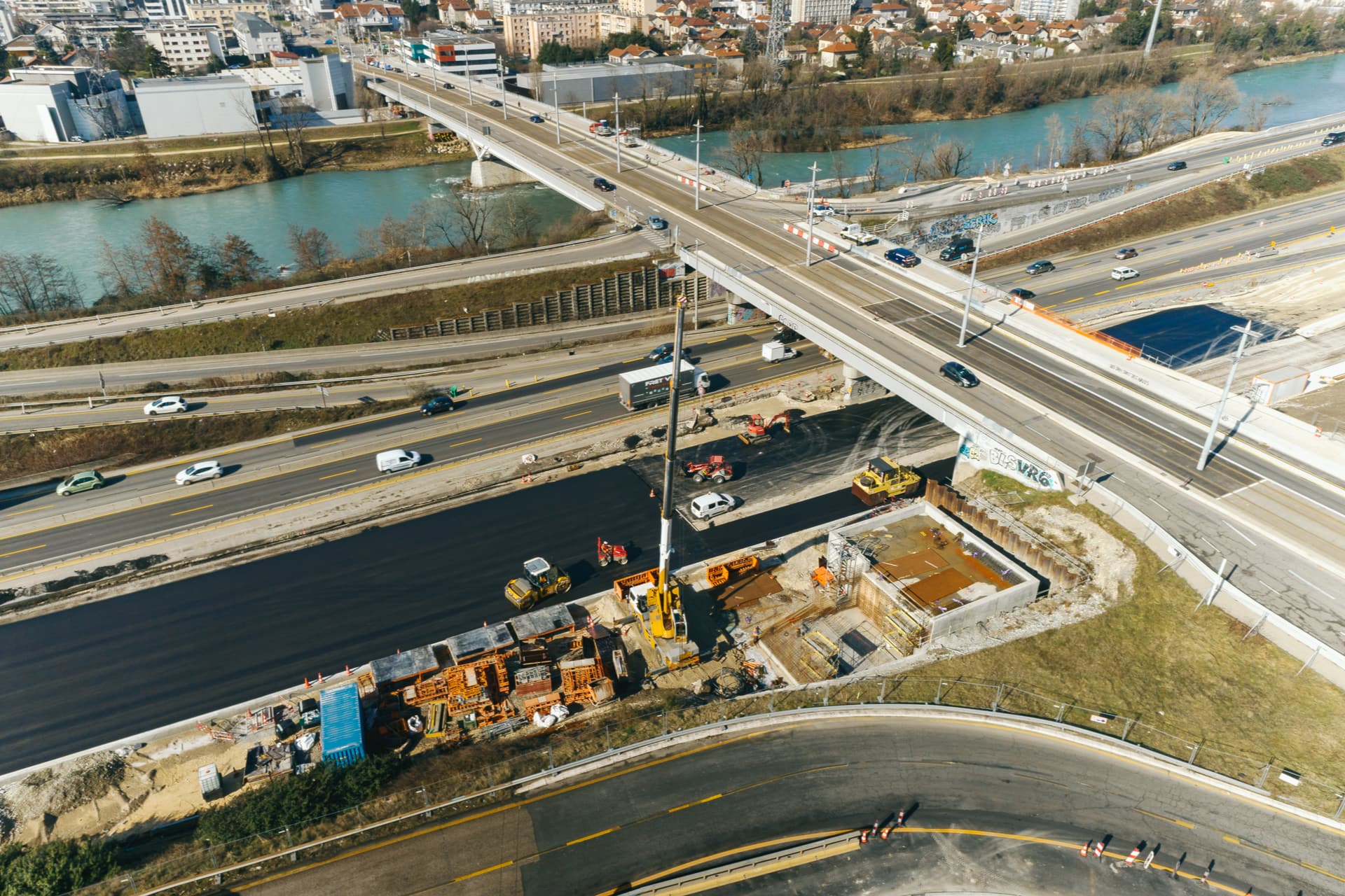fin de la construction d'un bassin de traitement des eaux sur l'autoroute A480 par les équipes d'AREA