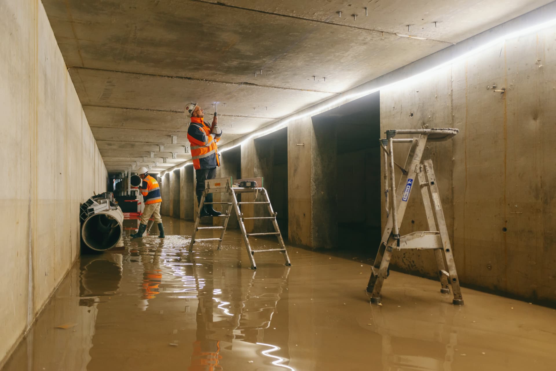 agents d'AREA oeuvrant dans un des bassins de traitements sous l'A480 à Grenoble