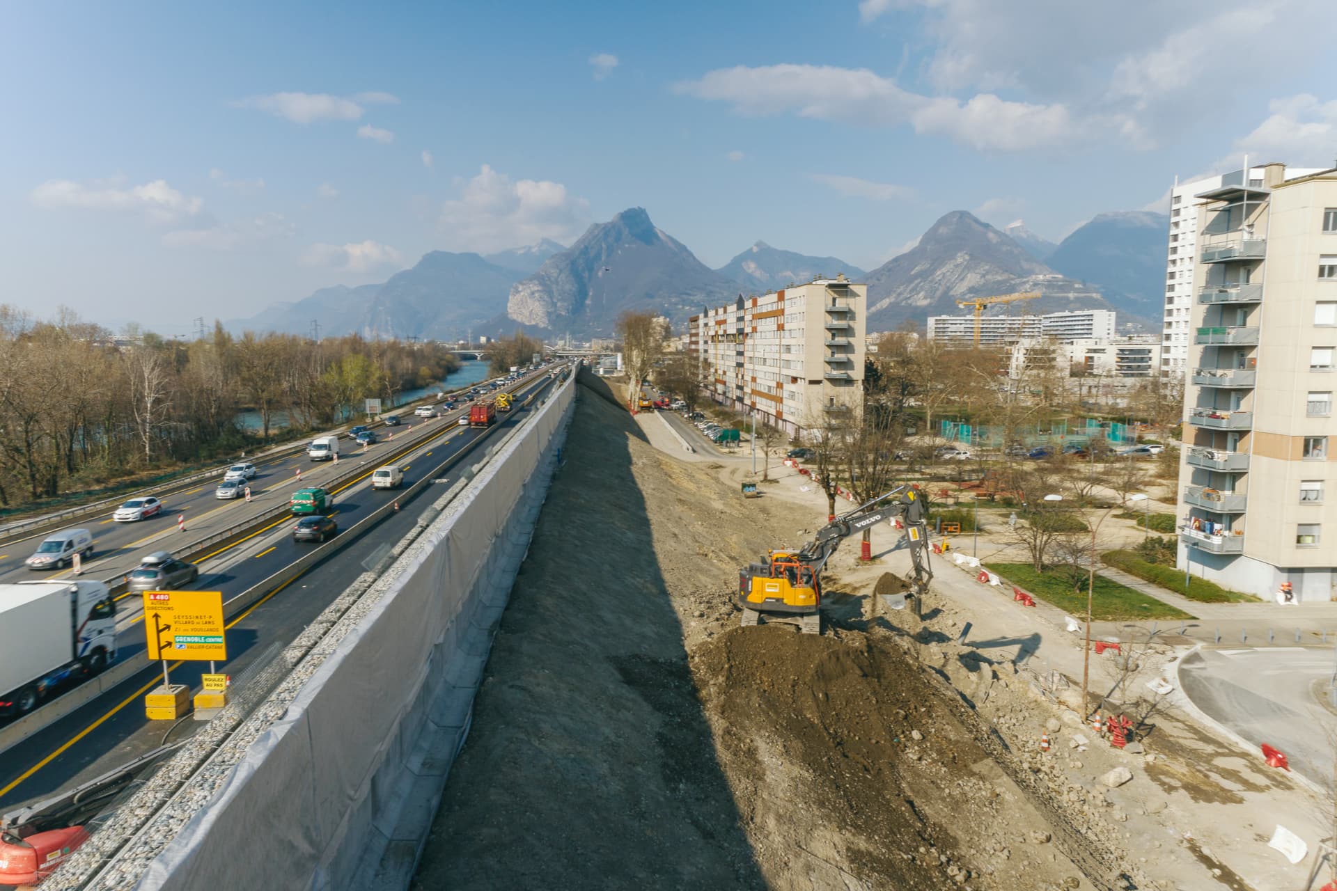 vue de l'écran acoustique végétal en cours de réalisation sur le secteur de Mistral à Grenoble le long de l'autoroute A480