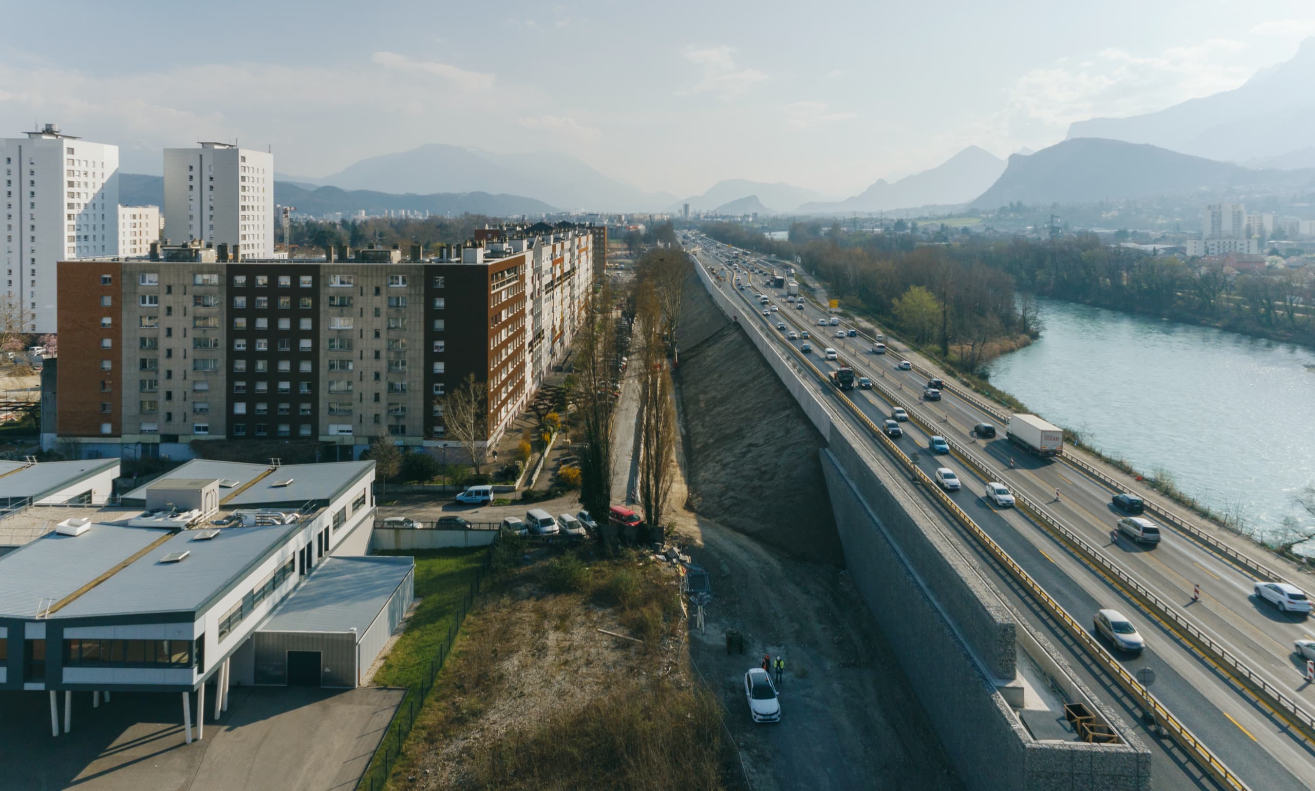 construction de l'écran acoustique végétal sur le secteur de Mistral à Grenoble le long de l'autoroute A480