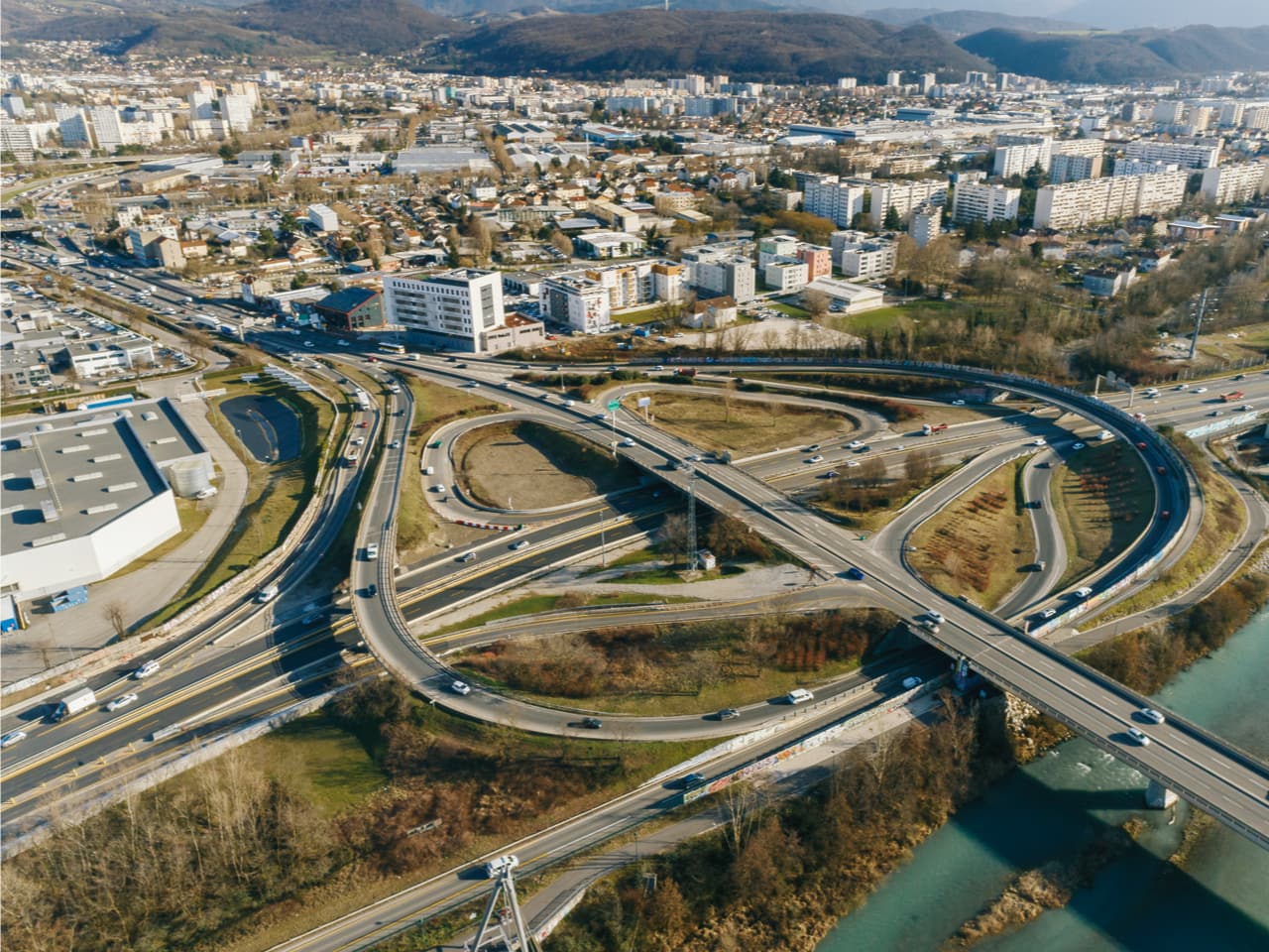 Echangeur du Rondeau sur l'autoroute A480 près de Grenoble vue du ciel