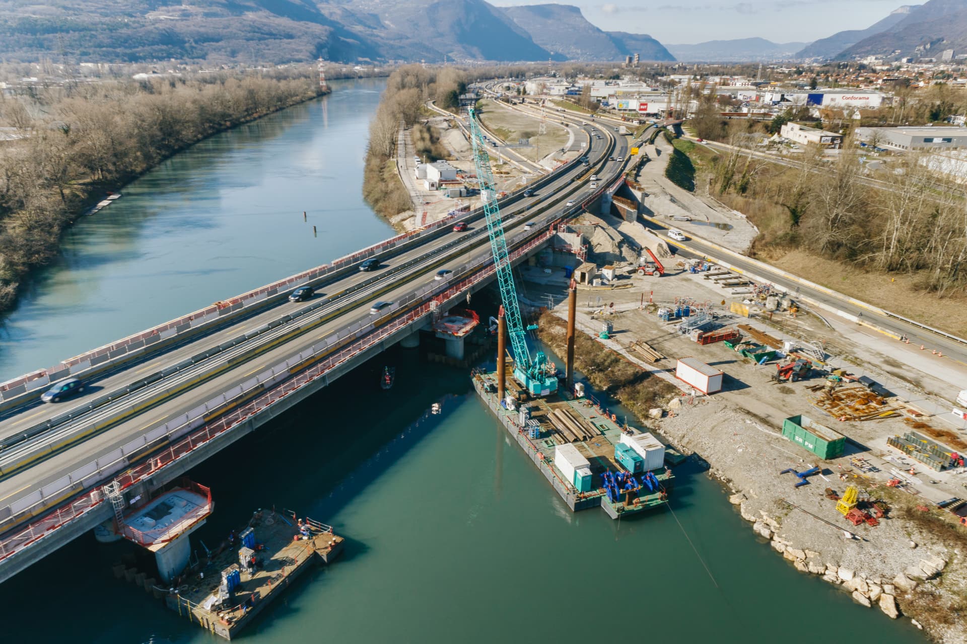 nouvelles structures en cours de construction de part et d’autre du tablier sur le viaduc de l'Isère