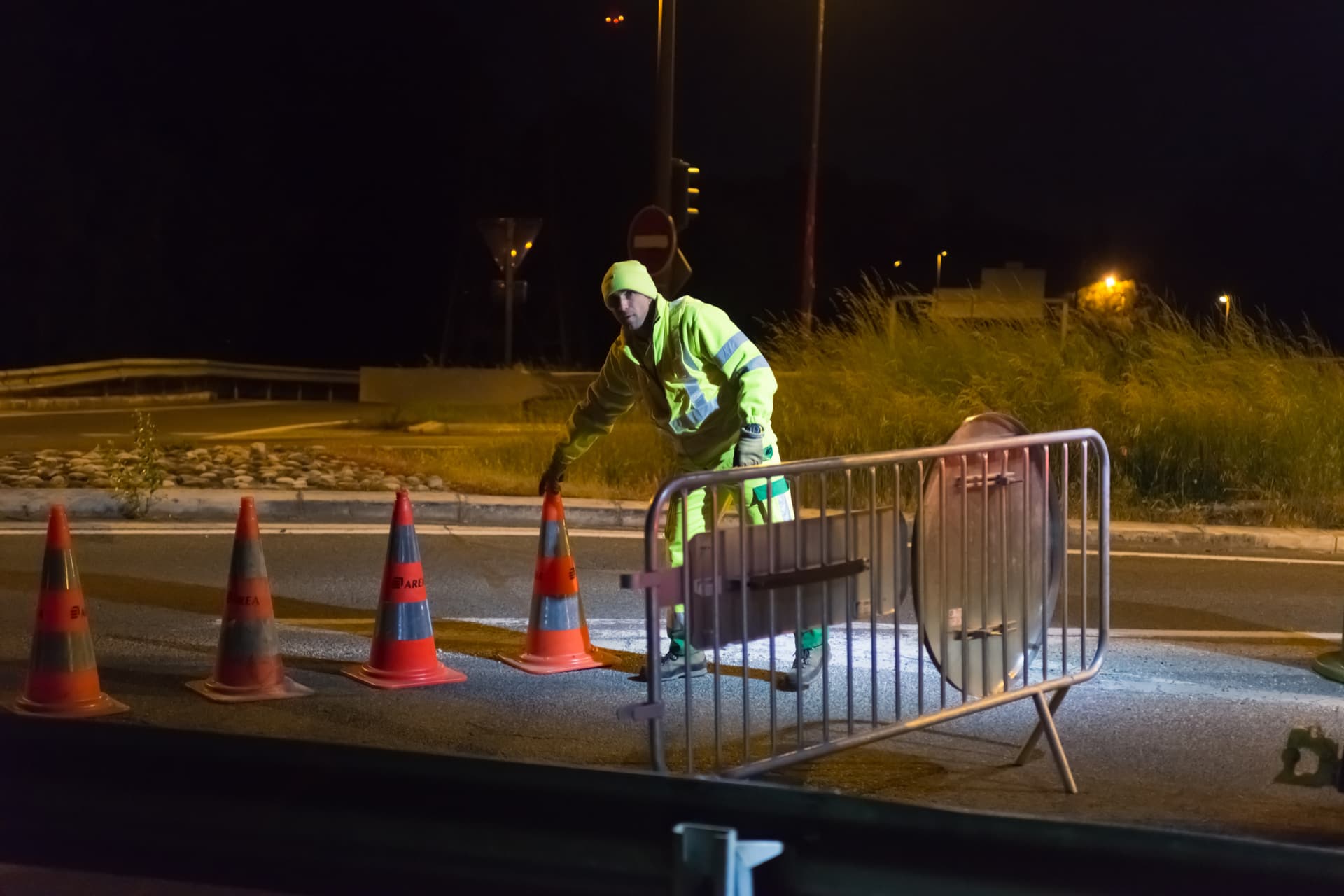 Agent d'AREA mettant en place une signalisation de travaux de nuit