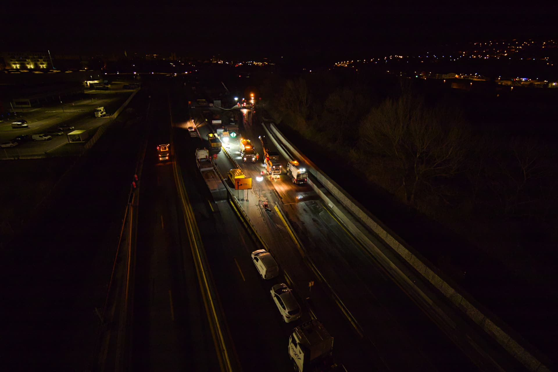 Les équipes d'AREA travaillant de nuit au réaménagement de l'autoroute A480