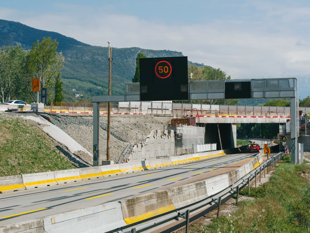 signalisation avant l'entrée sous le pont sur la nationale N481