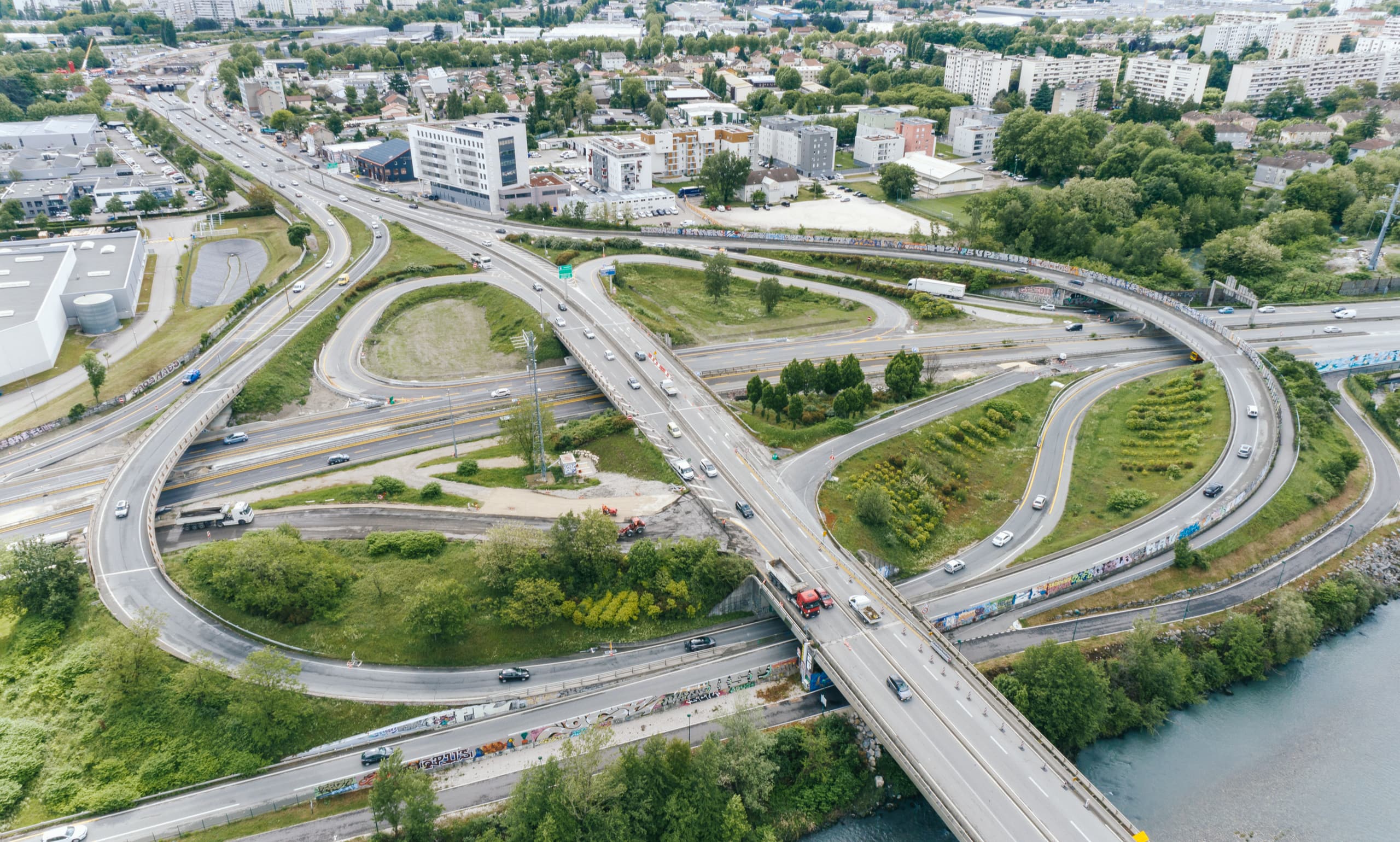 Le diffuseur du Rondeau de l'autroute A480 à Grenoble vu du ciel