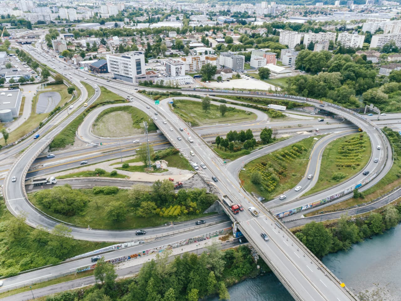 Le diffuseur du Rondeau de l'autroute A480 à Grenoble vu du ciel