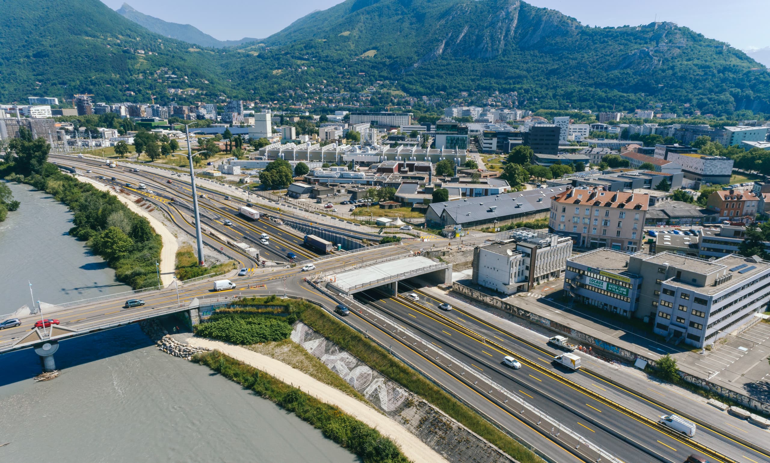 travaux en cours pour l'extention des voies sur le pont de Vercors au dessus de l'axe autoroutier A480-Rondeau