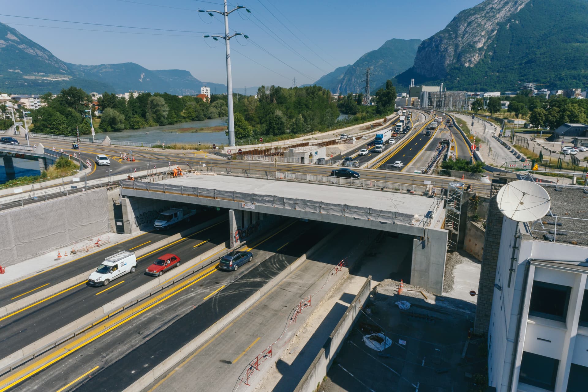 Construction de l'extention de voies sur le pont de Vercors au dessus de l'autoroute A480