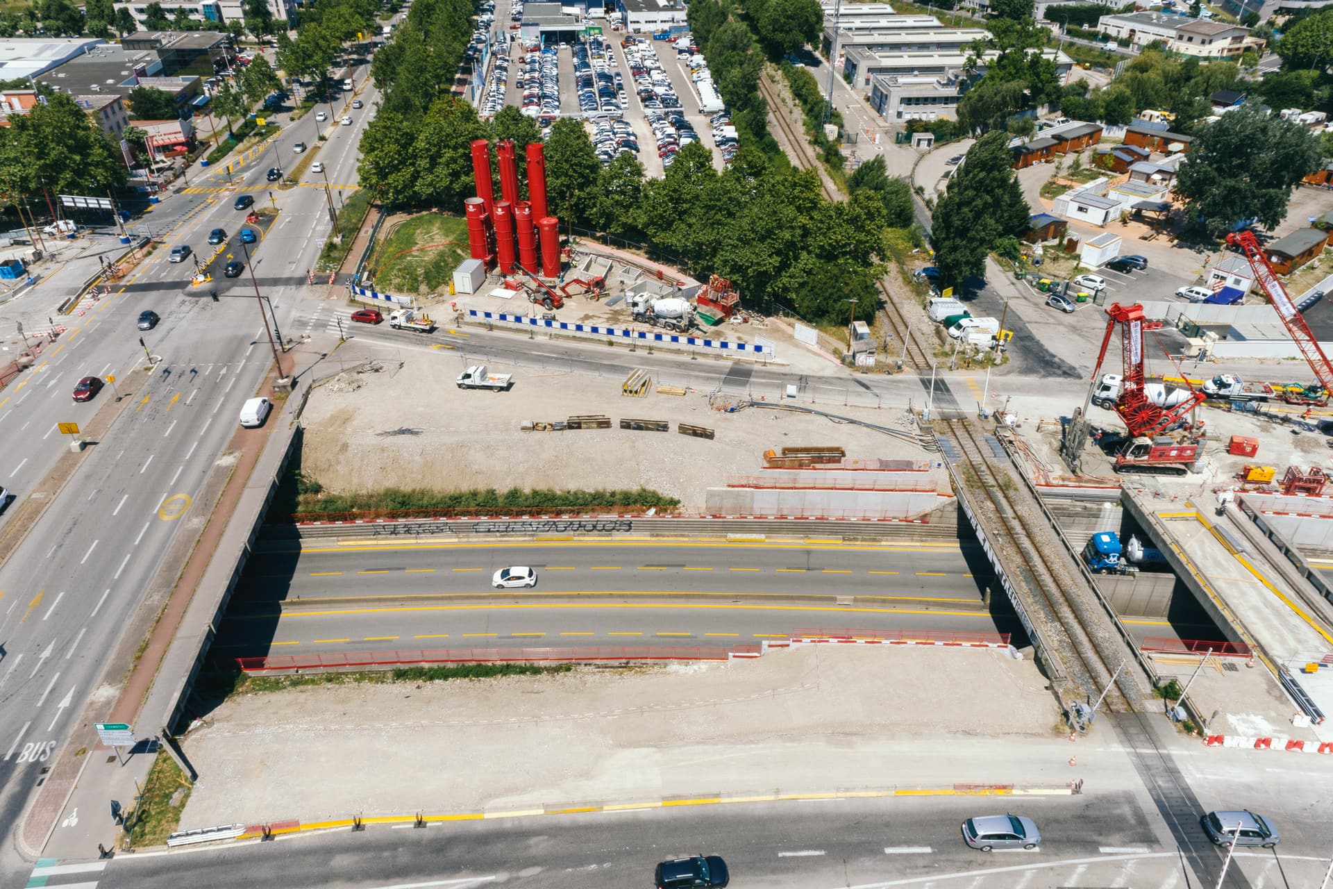Centrales à boue (silos rouge) et benne preneuse manipulée par la grue (à droite)
