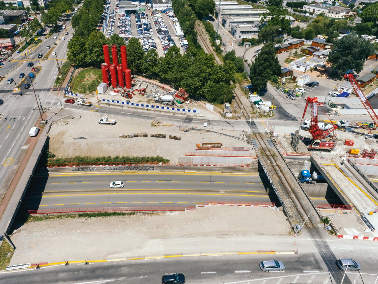 Centrales à boue (silos rouge) et benne preneuse manipulée par la grue (à droite)