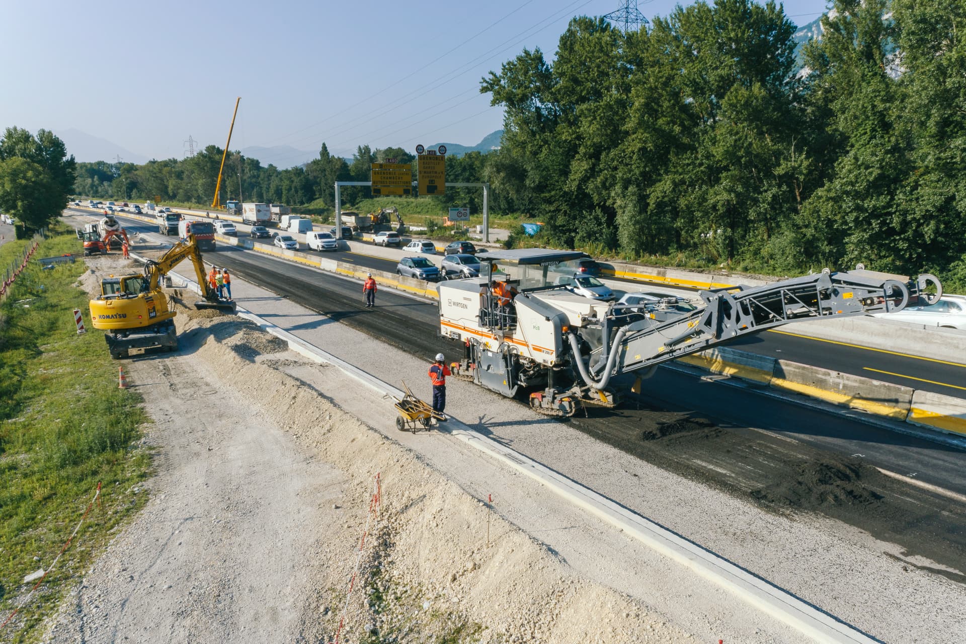 Equipes travaillant dans le secteur du diffuseur n°1 de Saint-Egrève sur le long de l'autoroute A480