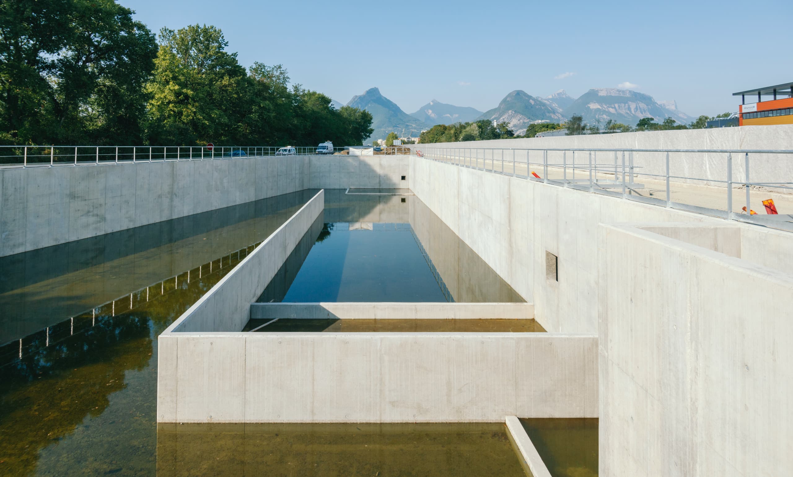 Bassin d'assainissement sur le secteur du Rondeau le long de l'autoroute A480