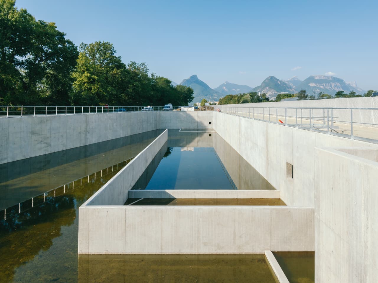 Bassin d'assainissement sur le secteur du Rondeau le long de l'autoroute A480