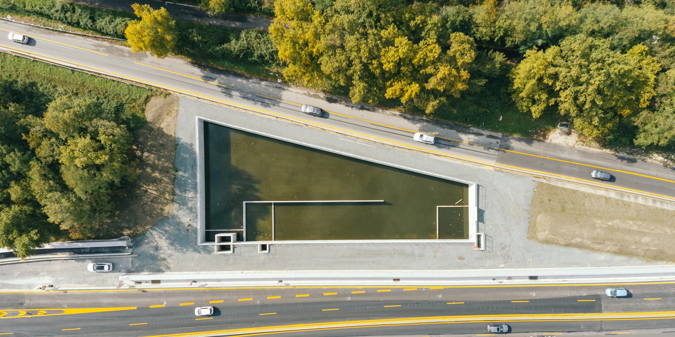 Bassin d'assainissement sur l'autoroute A480 vu du ciel