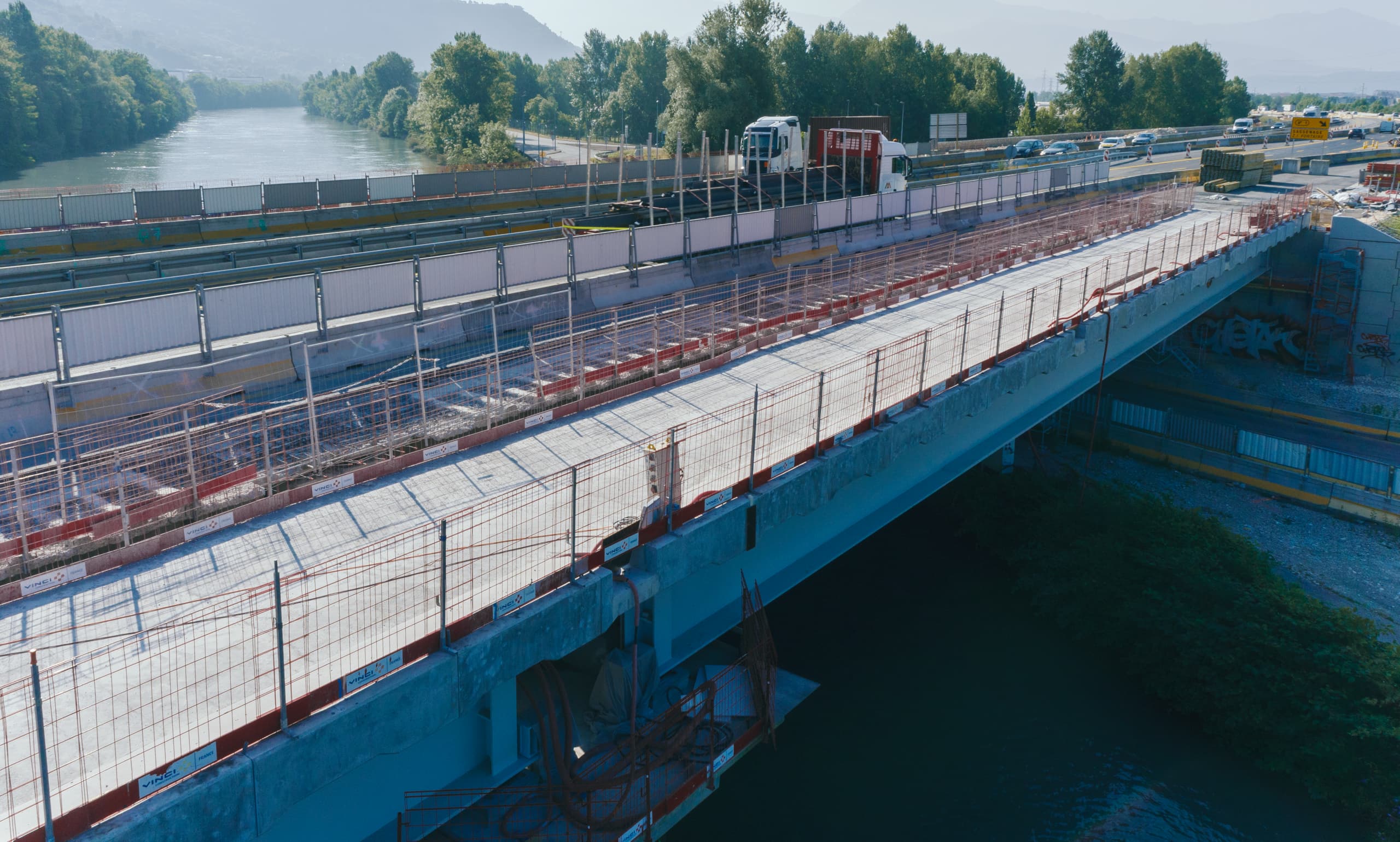 Viaduc de l'Isère sur l'autoroute A480 avant l'opération de clavage