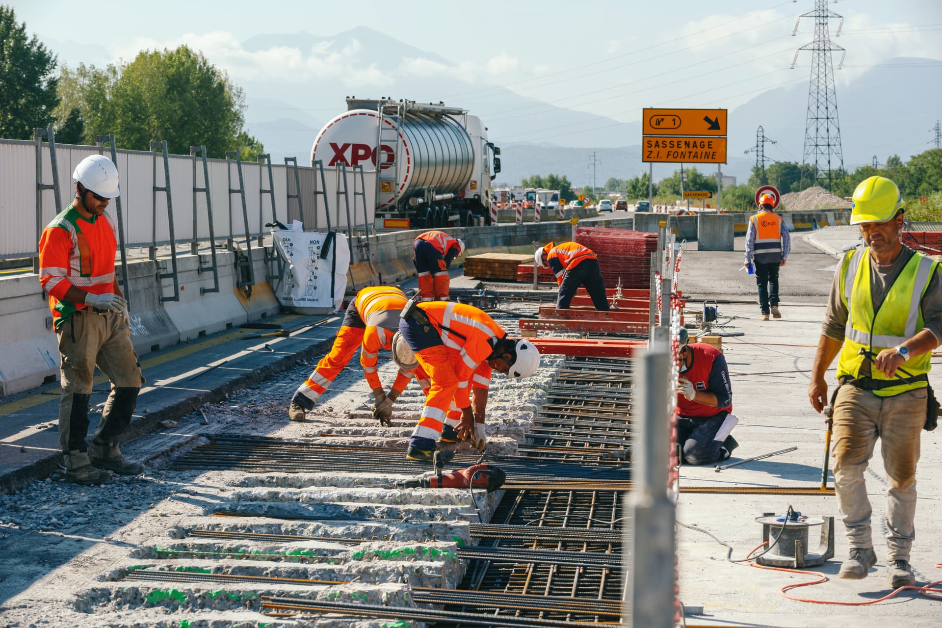 Agents travaillant à la préparations du clavage sur le viaduc de l'Isère le long de l'autoroute A480