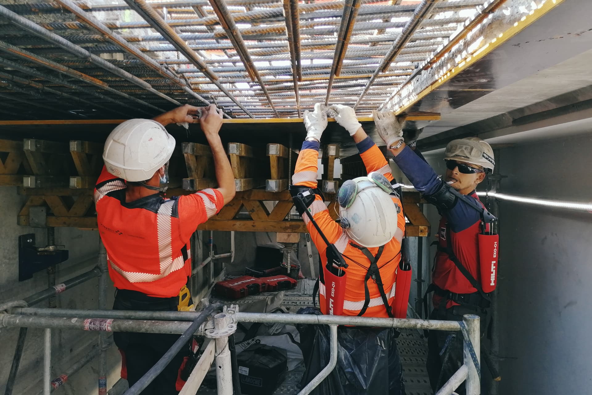 Agents travaillant à la préparation du clavage sur le viaduc de l'Isère de l'autoroute A480