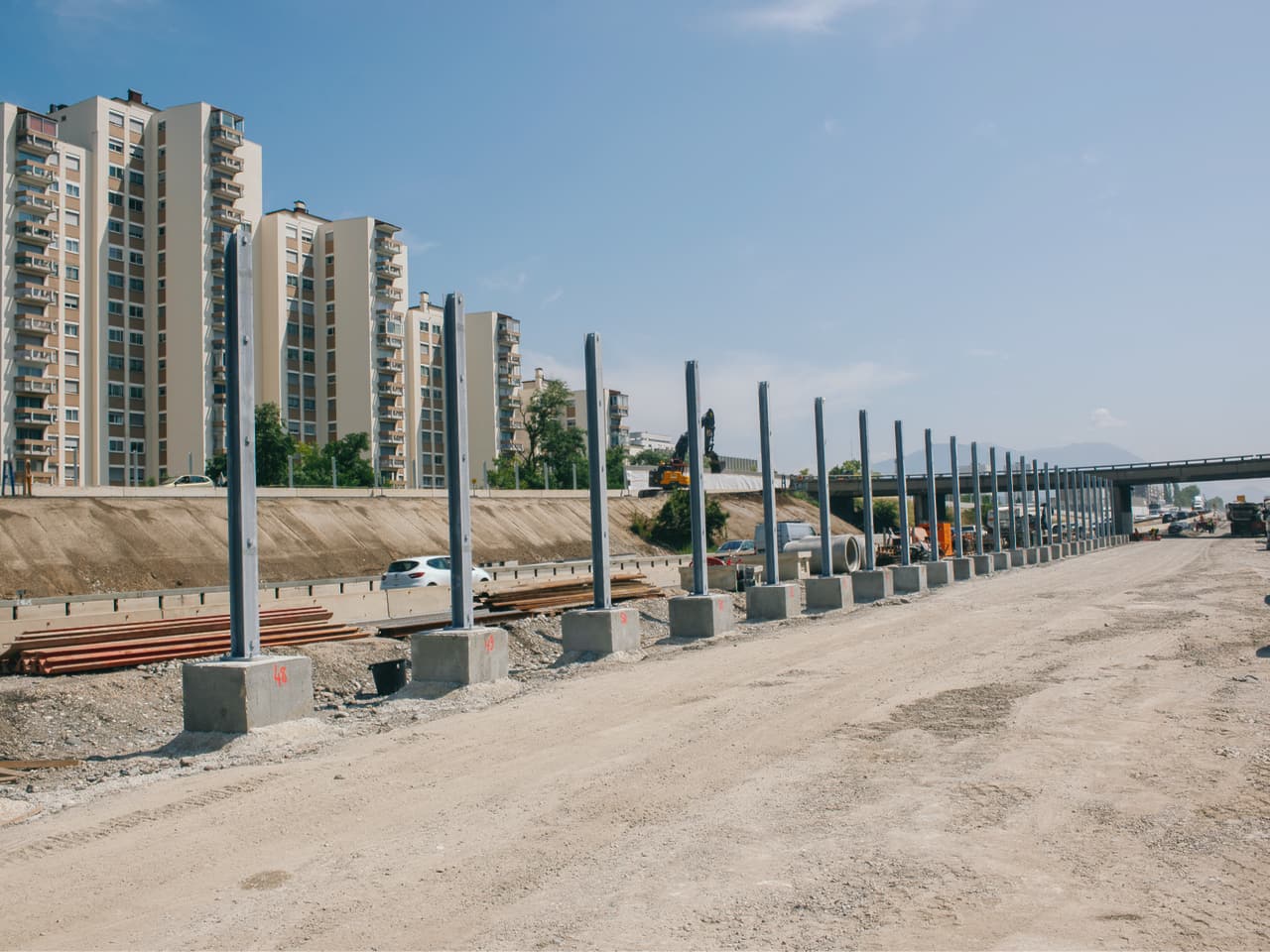Pose des écrans acoustiques de dernière génération sur l'autoroute urbaine A480 au diffuseur de Catane
