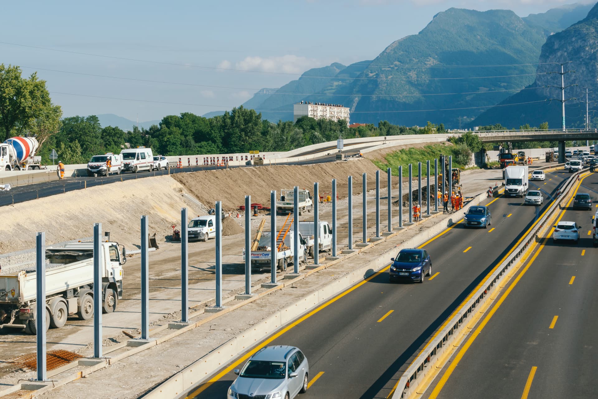 Pose des écrans acoustiques de dernière génération sur l'A480 au diffuseur de Catane