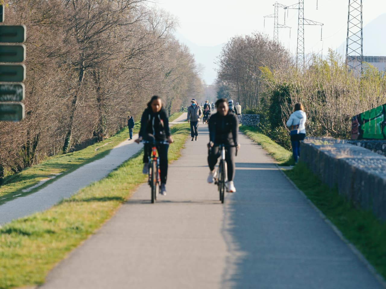 cyclistes roulant sur une piste cyclable le long de l'autoroute A480