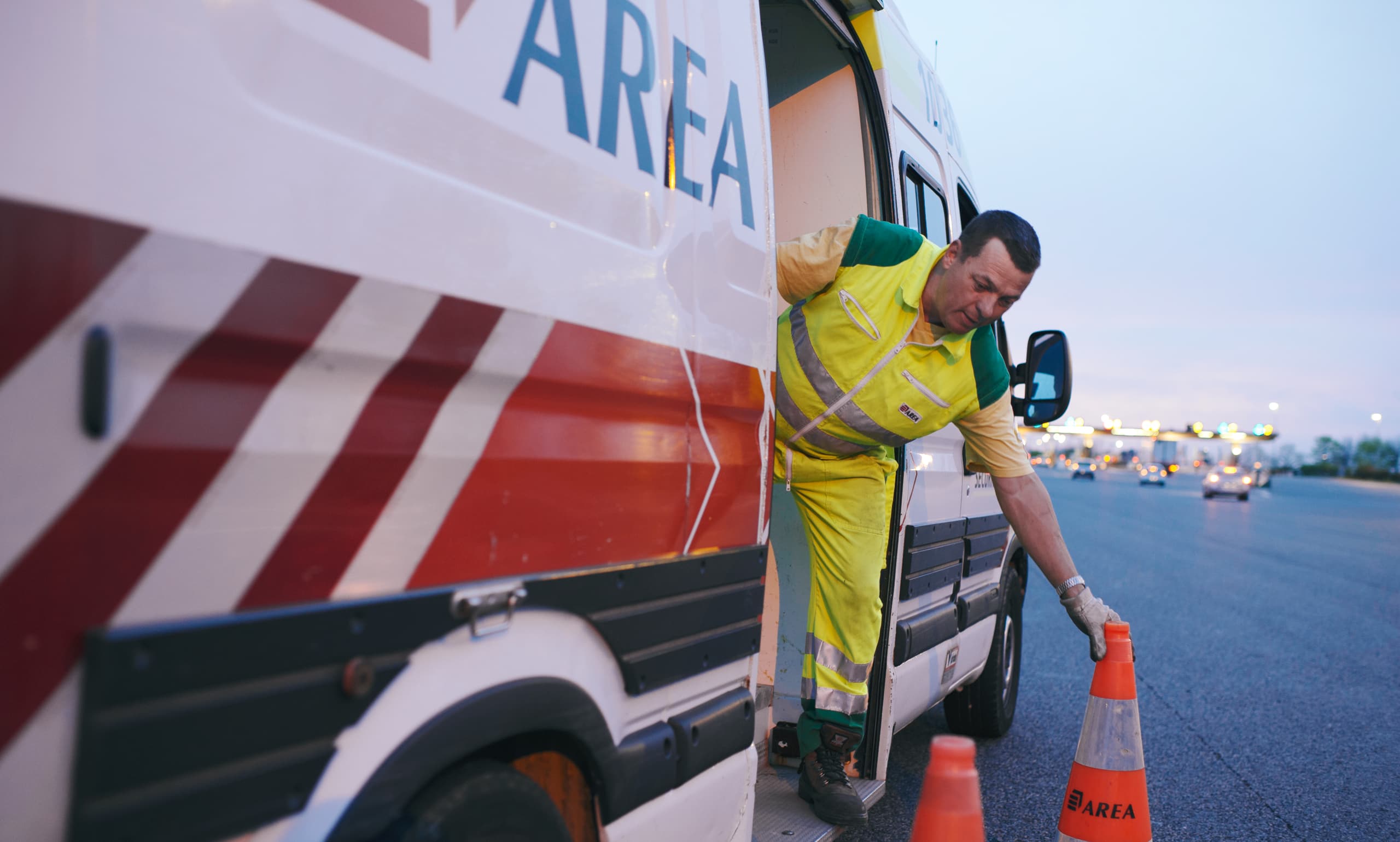 Agent de sécurité AREA travaillant sur l'autoroute A480