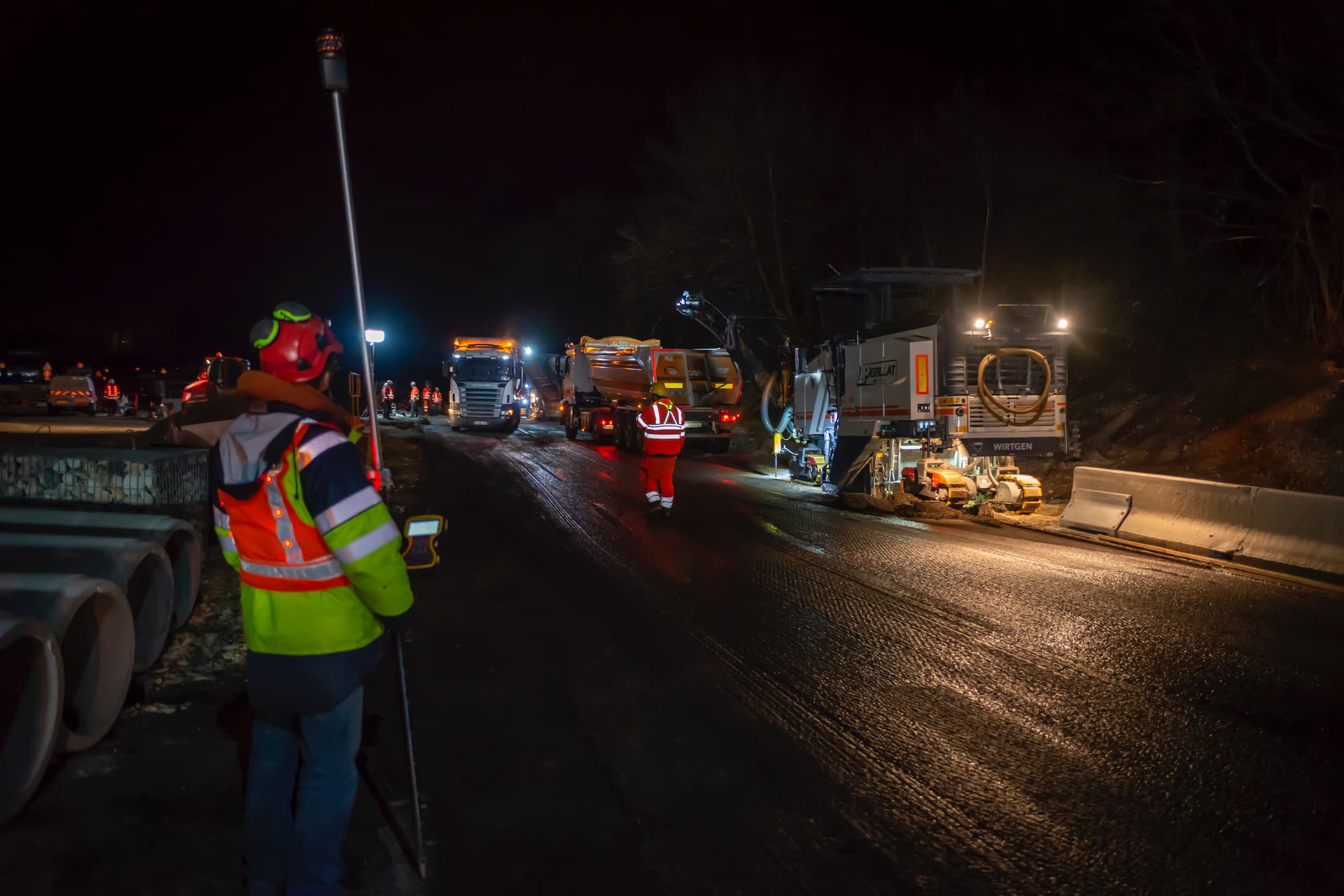 Les équipes d'AREA dépose le nouvel enrobé dans le cadre de l'aménagement de l'autouroute A480