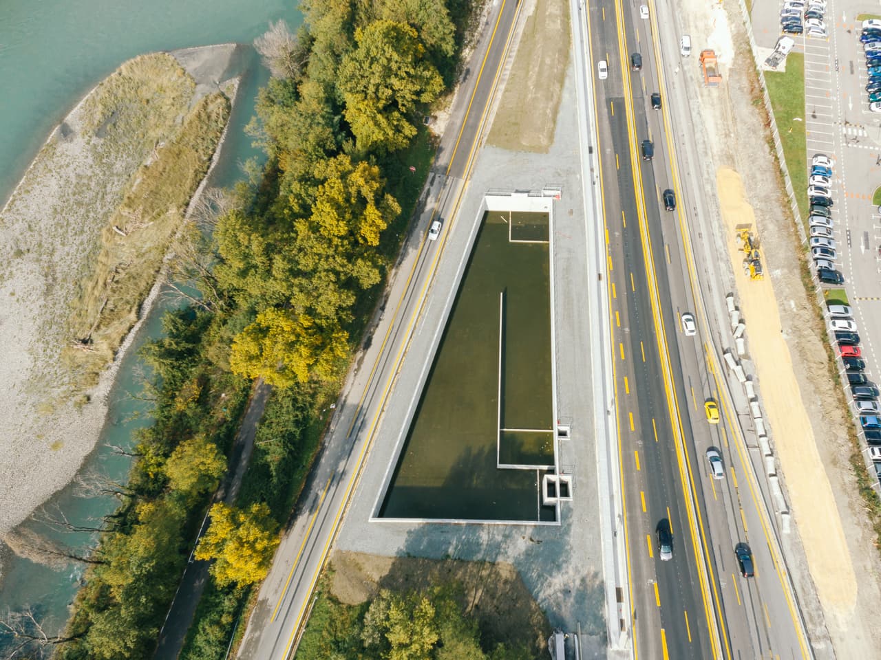 bassin d'assainissement le long de l'autoroute A480