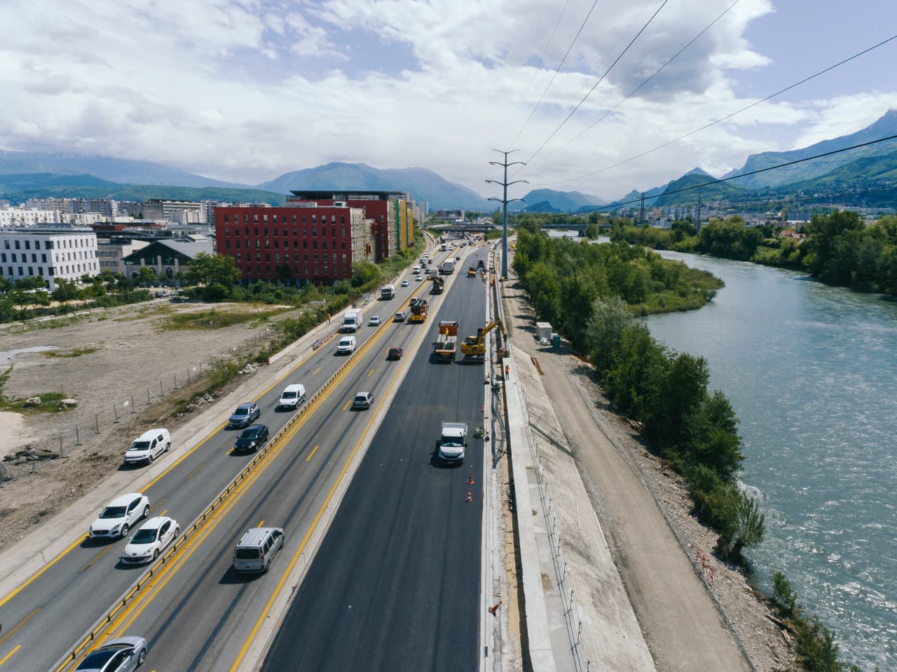 finalisation de l'enrobé par les équipes d'AREA dans le cadre de l'aménagmeent de l'A480