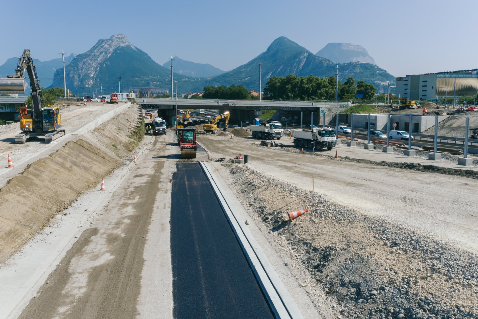 Mise en oeuvre de l'enrobé sur l'autoroute A480 par les équipe d'AREA