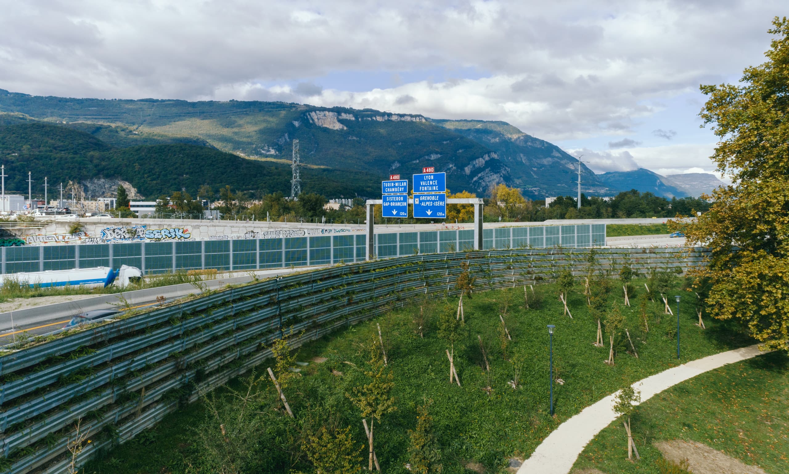 Zone de plantation le long de l'autoroute A480 sur le secteur de Catane