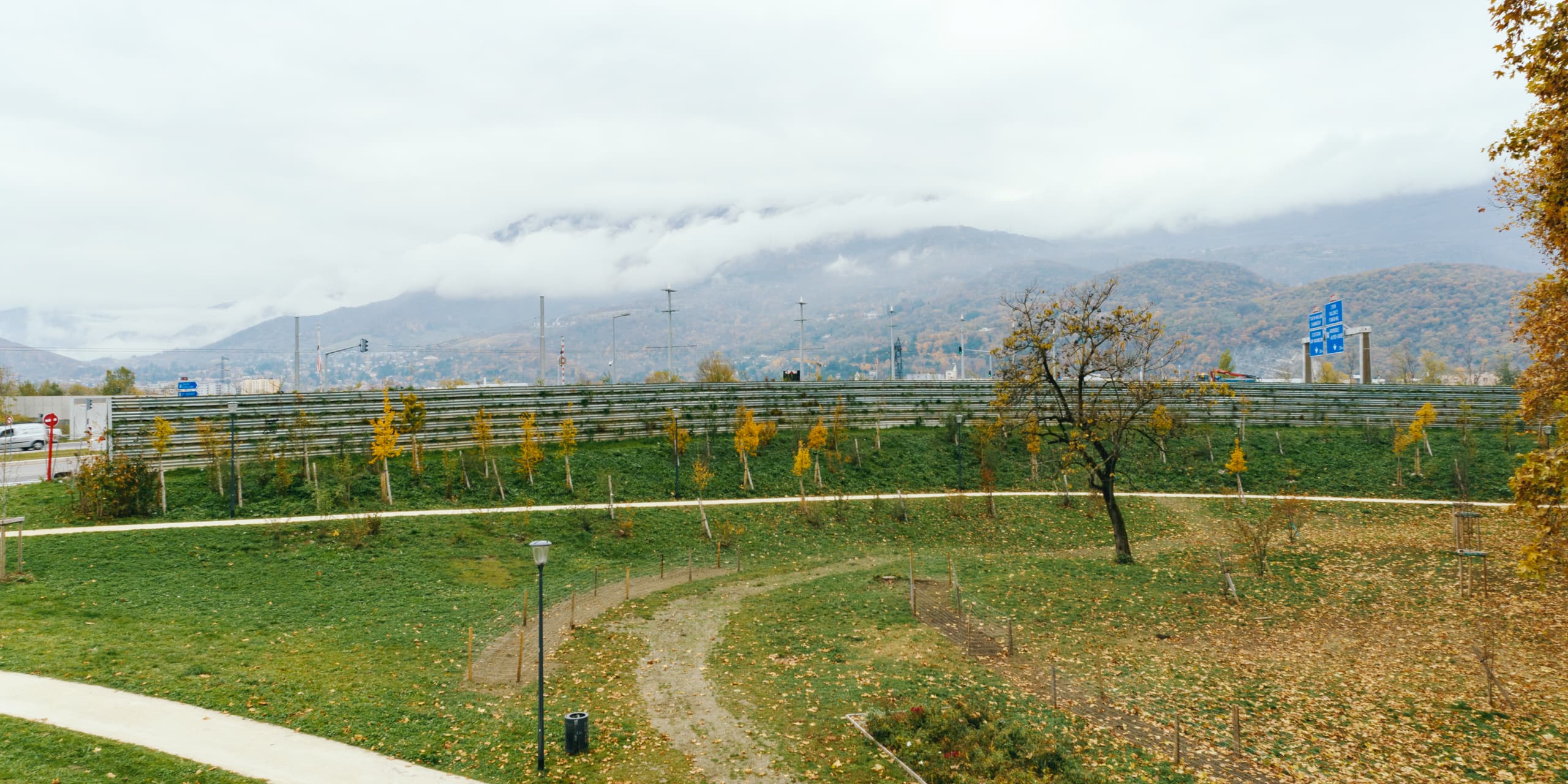 Parc ré-aménagé suite aux plantations le long de l'autoroute A480