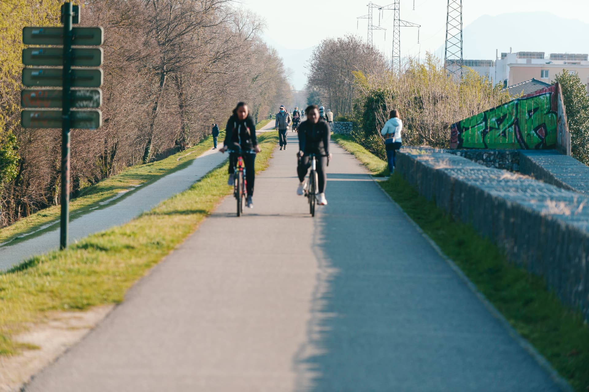 piste cyclable parallèle à l'autoroute urbaine A480