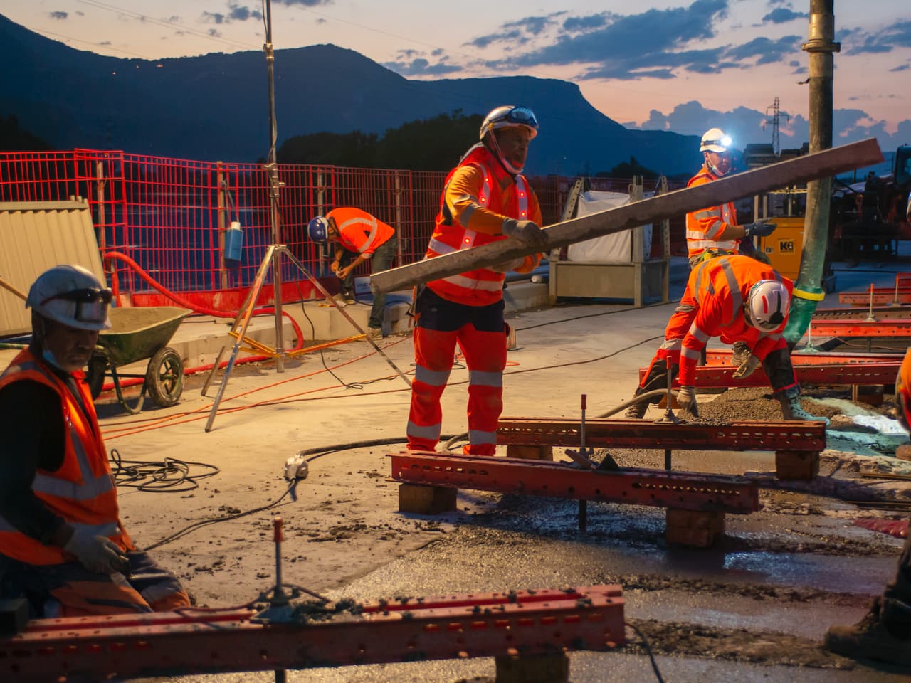 Agents d'AREA travaillant sur le viaduc de l'Isère dans le cadre du projet d'aménagement de l'autoroute A480