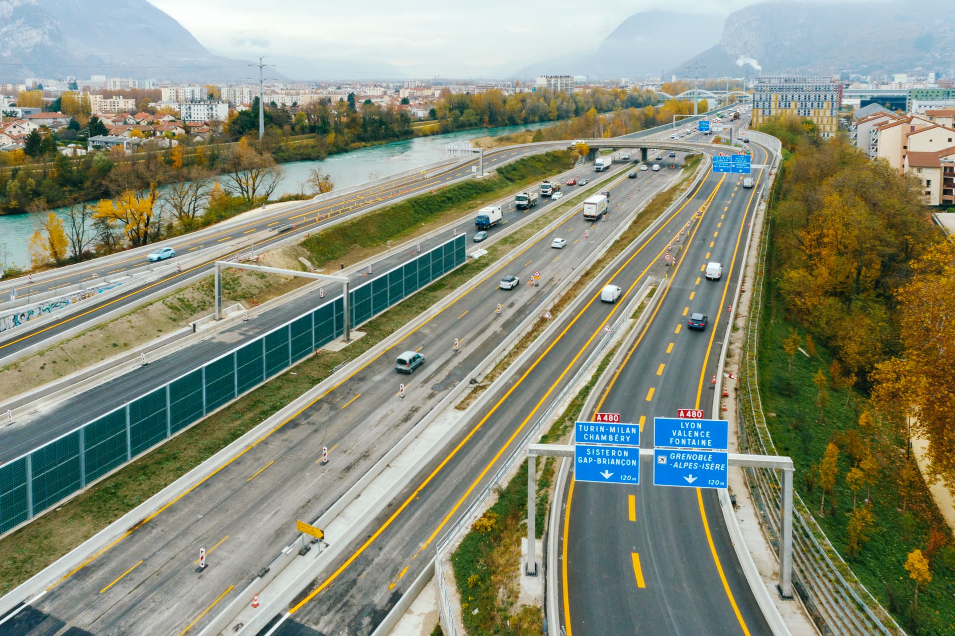 Ecrans acoustiques centrales sur l'autoroute A480 dans le secteur de Catane
