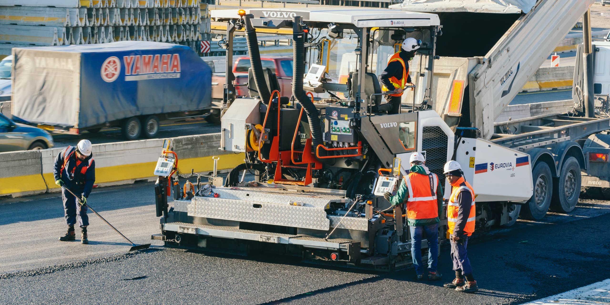 Agents AREA travaillant sur l'autoroute urbaine A480
