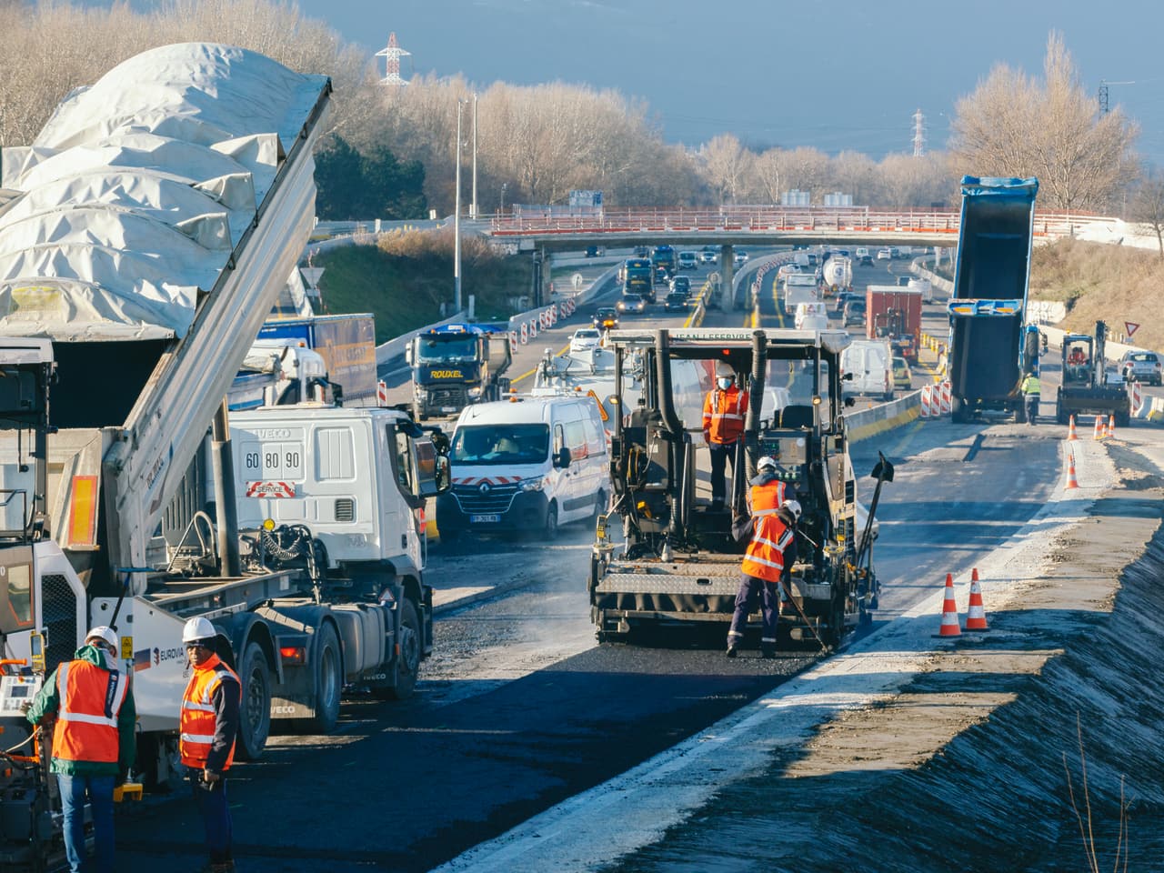 Agents au service d'AREA travaillant sur l'aménagement de l'autoroute urbaine A480