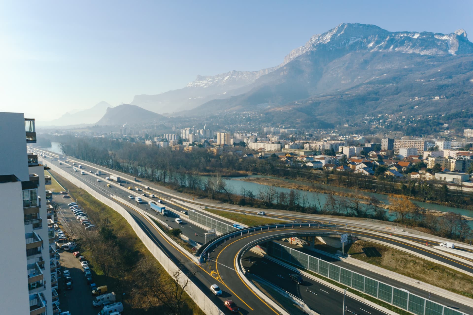 autouroute urbaine A480 mis en 2 fois 3 voies par les équipes AREA