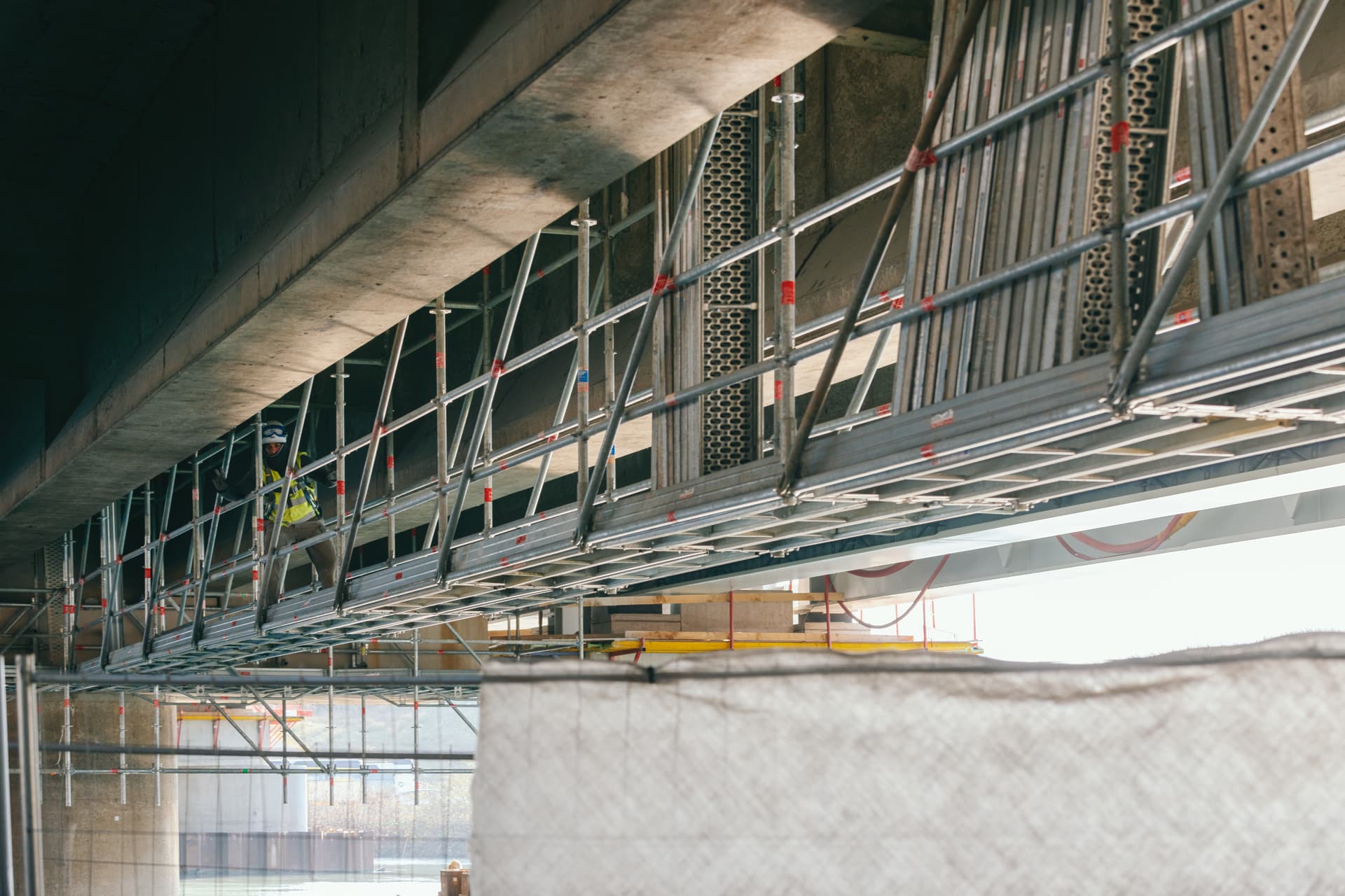 Echaffaudages sous le Pont de l'Isère suite à l'aménagement de l'autoroute A480