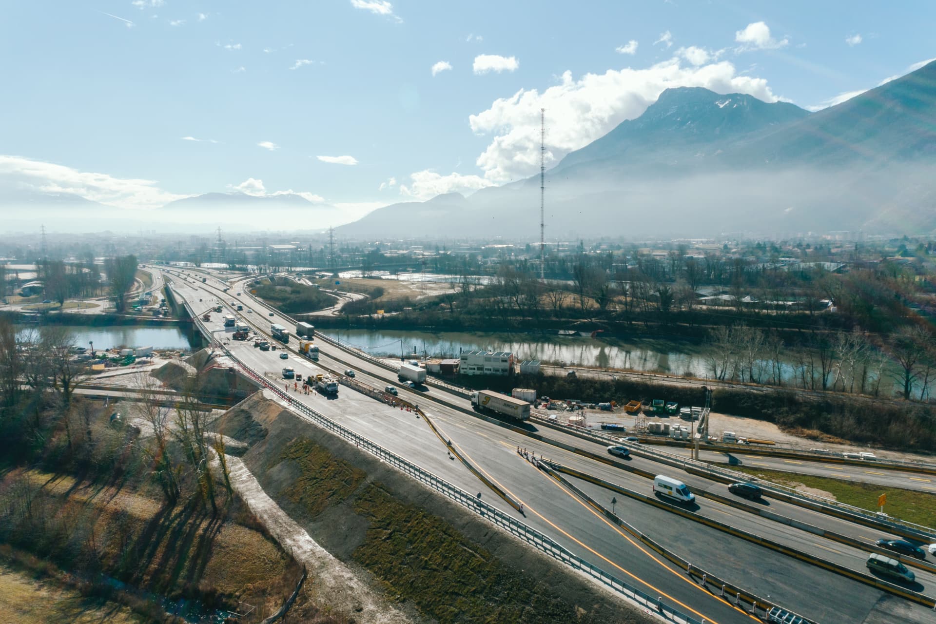 Pont de l'Isère le long de l'uatoroute urbaine A480