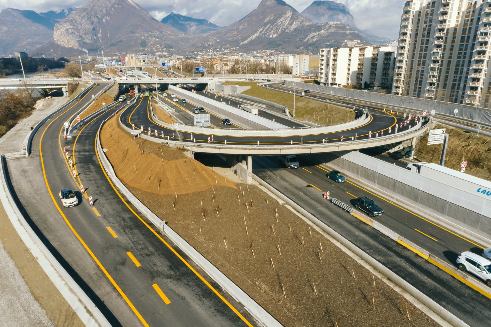 Plantations d'arbustes sur le secteur de Catane le long de l'autoroute urbaine A480