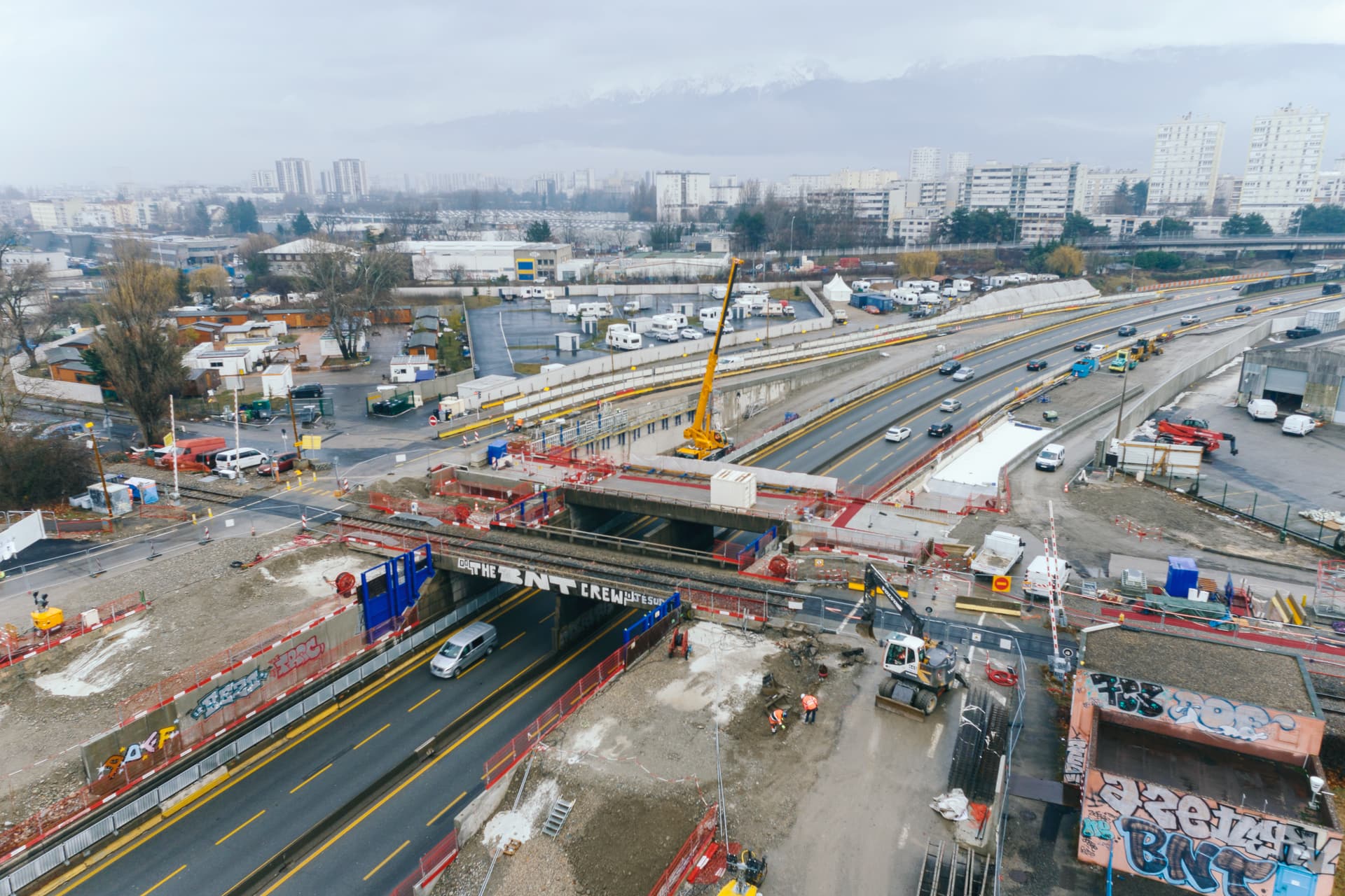 mise en place des nouveaux tabliers sera réalisée à l’aide de grues de levage sur la N87